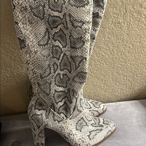 Size 6 womans leather snake boots brand new